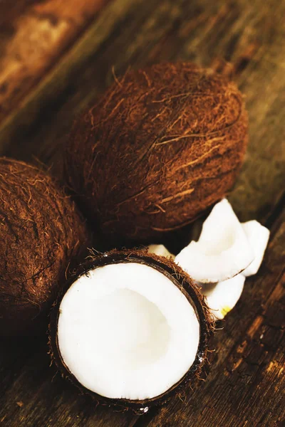 Tahta bir masada hindistan cevizi