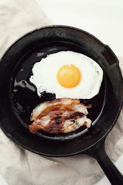Завтрак Жареное Яйцо Беконом — стоковое фото