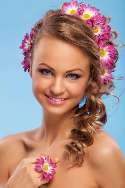 Saçlarında Mavi Arka Planda Çiçekler Olan Güzel Beyaz Bir Kadın — Stok fotoğraf