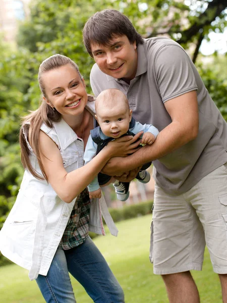 Famille Jeune Heureuse Promener Dans Parc — Photo