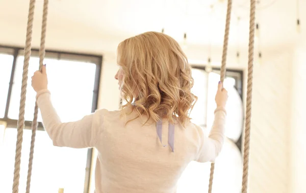 Blondýny Dívka Kudrnaté Vlasy Sedí Houpačce — Stock fotografie