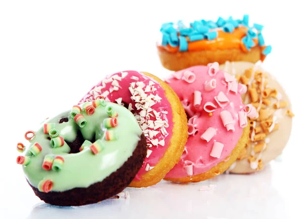 Rosquillas Coloridas Sabrosas Sobre Fondo Blanco — Foto de Stock