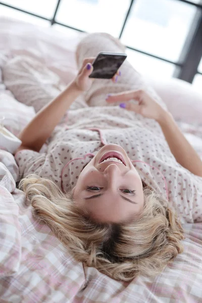 Estilo Vida Casa Menina Deitada Cama — Fotografia de Stock