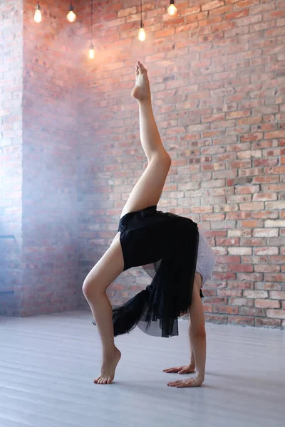 Dans stüdyosundaki esnek kadın.
