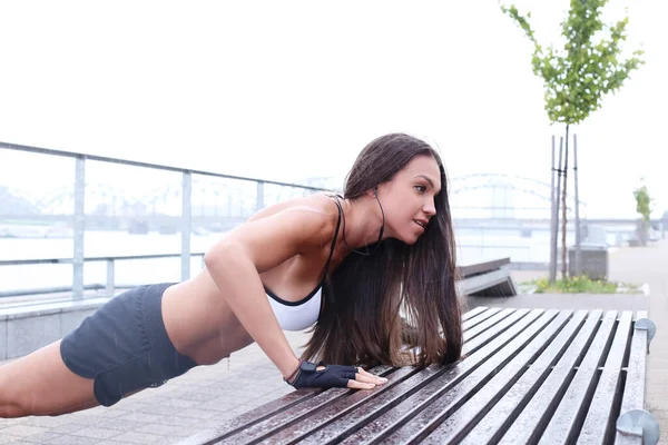 Yağmurun Altında Açık Havada Spor — Stok fotoğraf