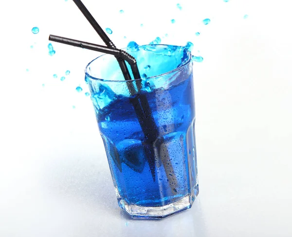 Cocktail Azul Frutas Com Salpicos Isolados Branco — Fotografia de Stock