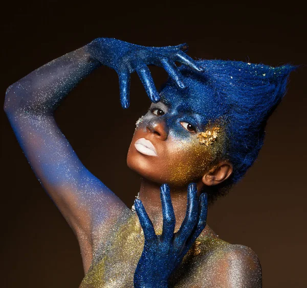 Retrato Uma Mulher Que Está Posando Coberta Tinta Azul Dourada — Fotografia de Stock