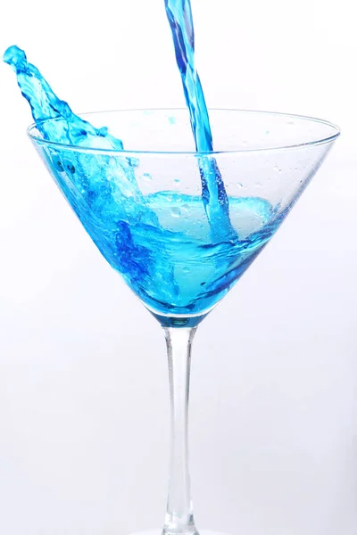 Niebieski Płyn Wlewający Się Kieliszka Martini — Zdjęcie stockowe