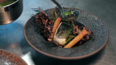 Tabakta yemek. Tabakta leziz bir morina balığı