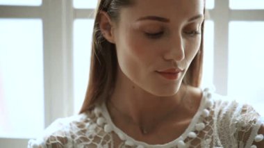 Moda. Güzel kadın zarif beyaz elbisenin içinde poz