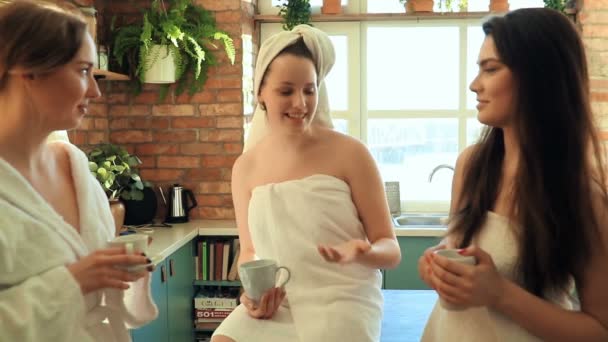 Trois Amies Boivent Café Après Spa — Video