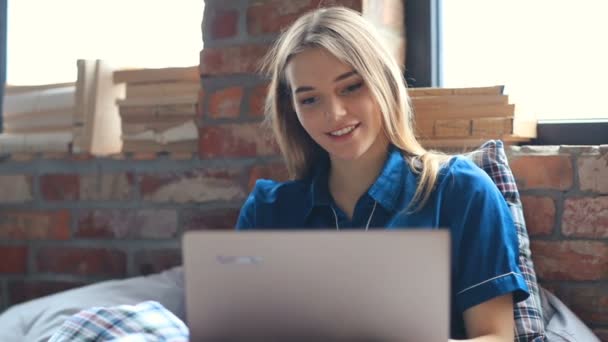 Menina Encantadora Usando Computador Portátil Casa — Vídeo de Stock