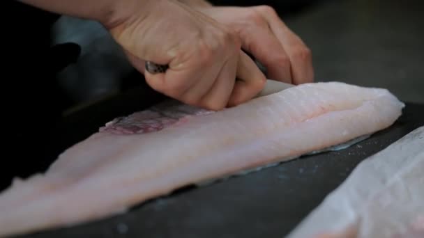 Chef Feminino Cortando Peixe Com Uma Faca Cozinha — Vídeo de Stock