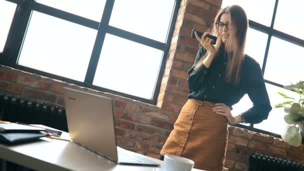 Mulher Negócios Falando Smartphone Escritório — Vídeo de Stock