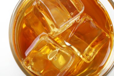 Bir bardak buzlu elma suyu.