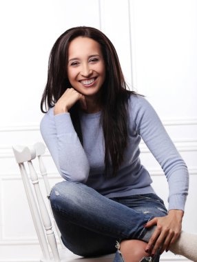 Beyaz arka planda bir kadın