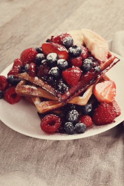 Yiyecekler. Meyveli lezzetli waffle.