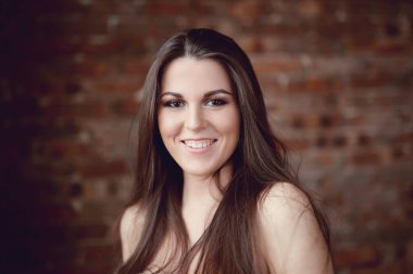 Tuğla duvardaki güzel kadın