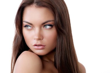 Beyaz arka planda güzel bir kadın.