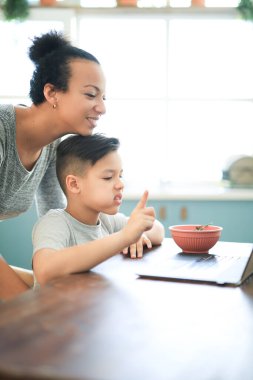 Evde oğlu olan sevgi dolu bir anne.