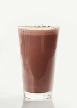 Beyaz arka planda nefis bir milkshake.