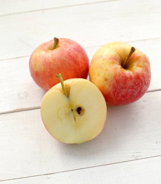 Yiyecekler. Elmalar masada.