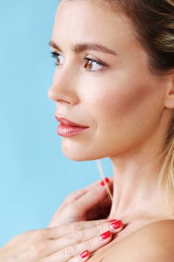 Mavi arka planda güzel bir kadın