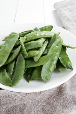 Sebze. Bir tabakta yeşil bezelye