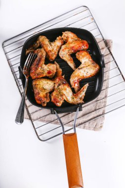 Yiyecekler. Masada nefis tavuk kanatları