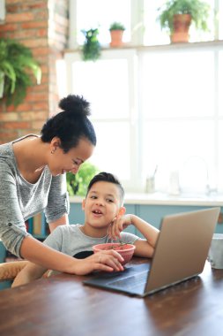 Evde oğlu olan sevgi dolu bir anne.