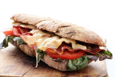 Lezzetli, peynirli uzun sandviç.