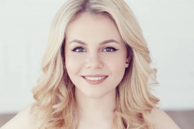 Sarı saçlı güzel bir kadın.