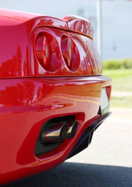 Sokakta kırmızı ferrari araba