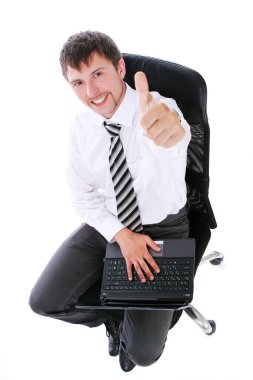 ok işareti beyaz arka plan üzerinde gösterilen laptop ile mutlu işadamı