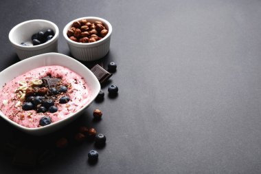 Meyveli leziz meyve suyu kasesi.