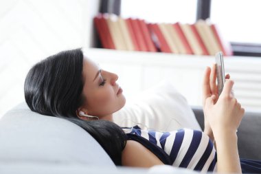 Yaşam tarzı. Evdeki güzel kadın.