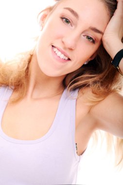 Beyaz arka planda poz veren seksi genç kadın.