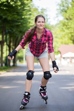 güzel kız onun paten Parkı rides