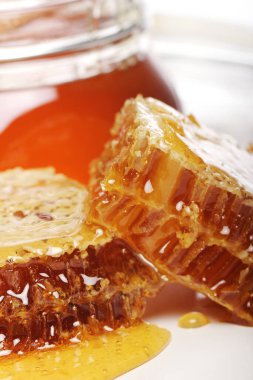 Kavanozu taze bal ile kapat.