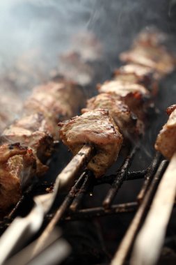 Çelik şişte taze et Brezilya 'da dumanda.