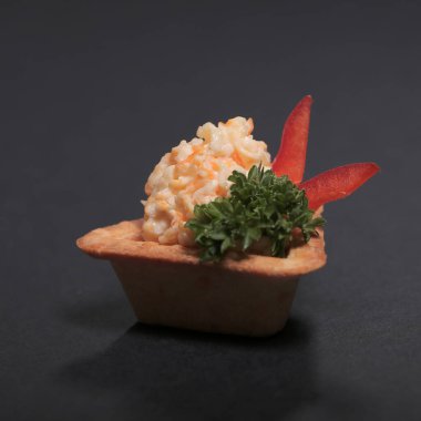 Yiyecekler. Siyah arka planda nefis aperatifler