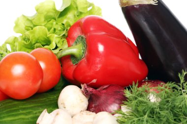 Beyaz arka planda taze sebze yığını