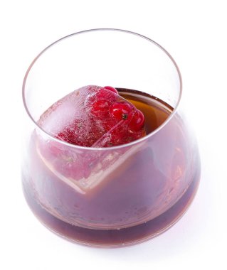 Doğal, organik, kendi kendini yetiştirmiş. Bardakta donmuş meyveler.