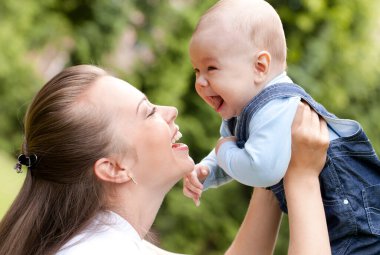 parkta şirin küçük oğluyla mutlu anne