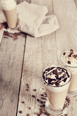 İçelim. Masada kahve frappe 'ı var.