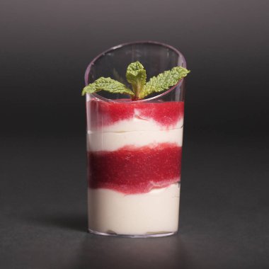 Aperatif. Bardaktaki lezzetli tatlı.