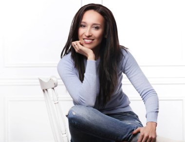 Beyaz arka planda bir kadın