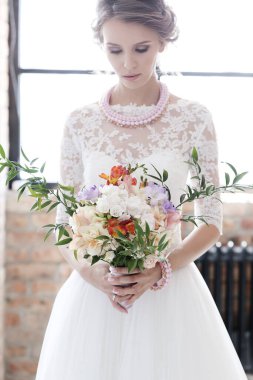 Gelinlik içinde güzel gelin