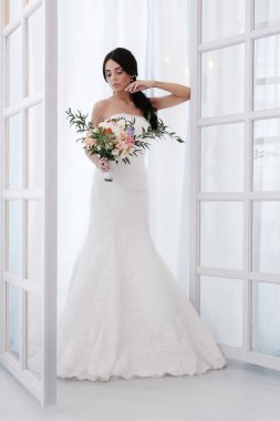 Gelinlik içinde güzel gelin