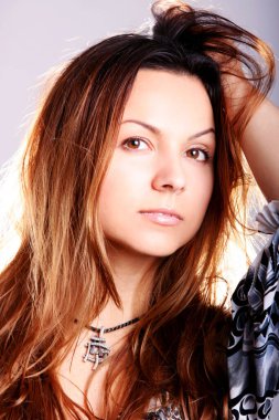 Genç ve güzel bir kadının portresi